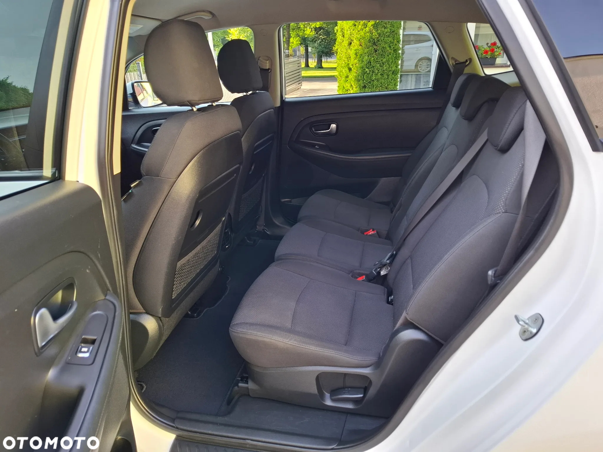 Kia Carens - 16