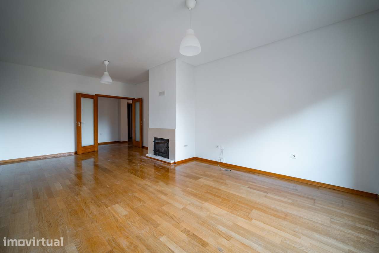 Apartamento T3 c/ garagem, inserido em condomínio c/ piscina - Grande imagem: 3/33
