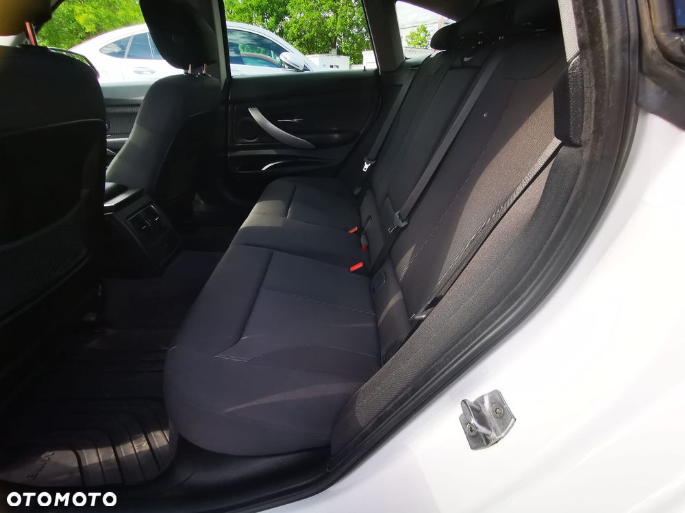 BMW 3GT 320i GPF xDrive Advantage - 12