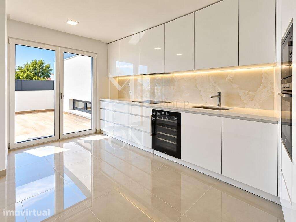Moradia contemporânea com terraço e piscina em condomínio privado - Grande imagem: 4/25