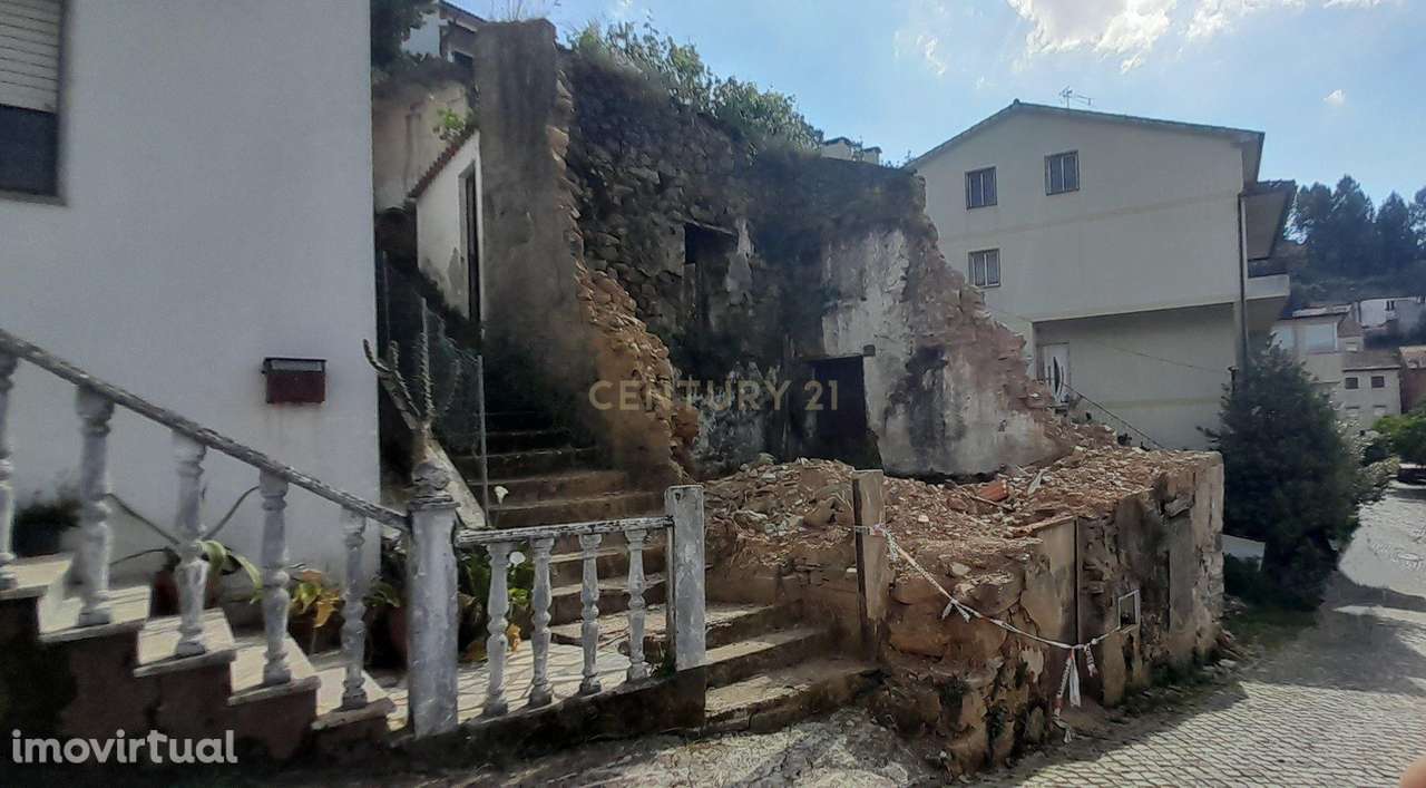 RUINA | NO CENTRO DA VILA | PAMPILHOSA DA SERRA | SERRA DO AÇOR - Grande imagem: 4/10