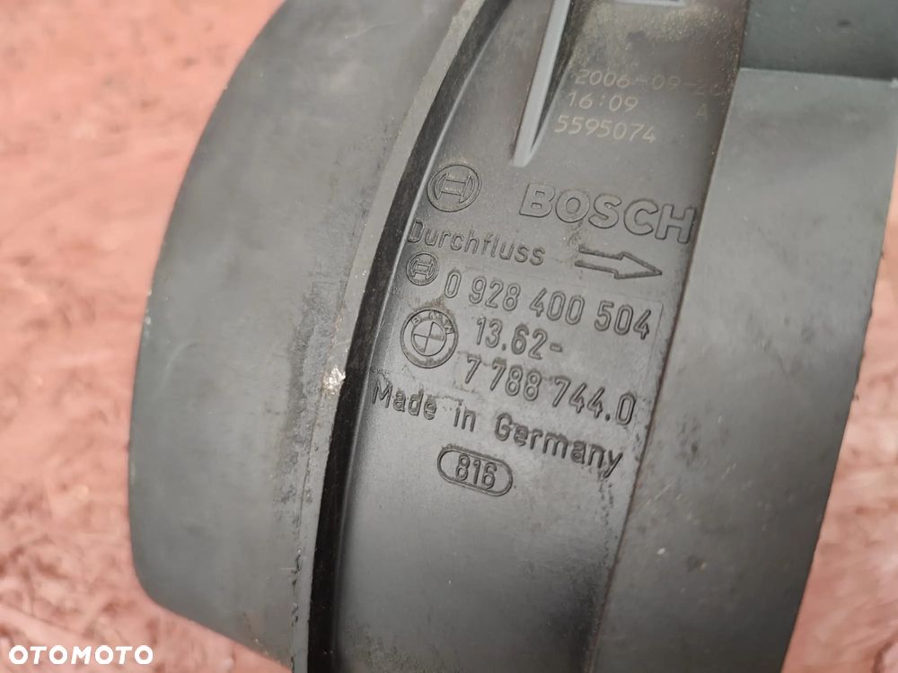 BMW E46 / E53 / E60 / E60 LCI / E61 / E61 LCI / E65 / E66 / E70 / E71 / E83 / E83 LCI / E87 / E90 / E90 LCI / E91 / E91 LCI / E92 / E93. ORYGINALNY PRZEPŁYWOMIERZ POWIETRZA DO SILNIKÓW M47D20N / M57D30. O NR: 7 788 744 OEM. SPRAWNA W 100%. - 6