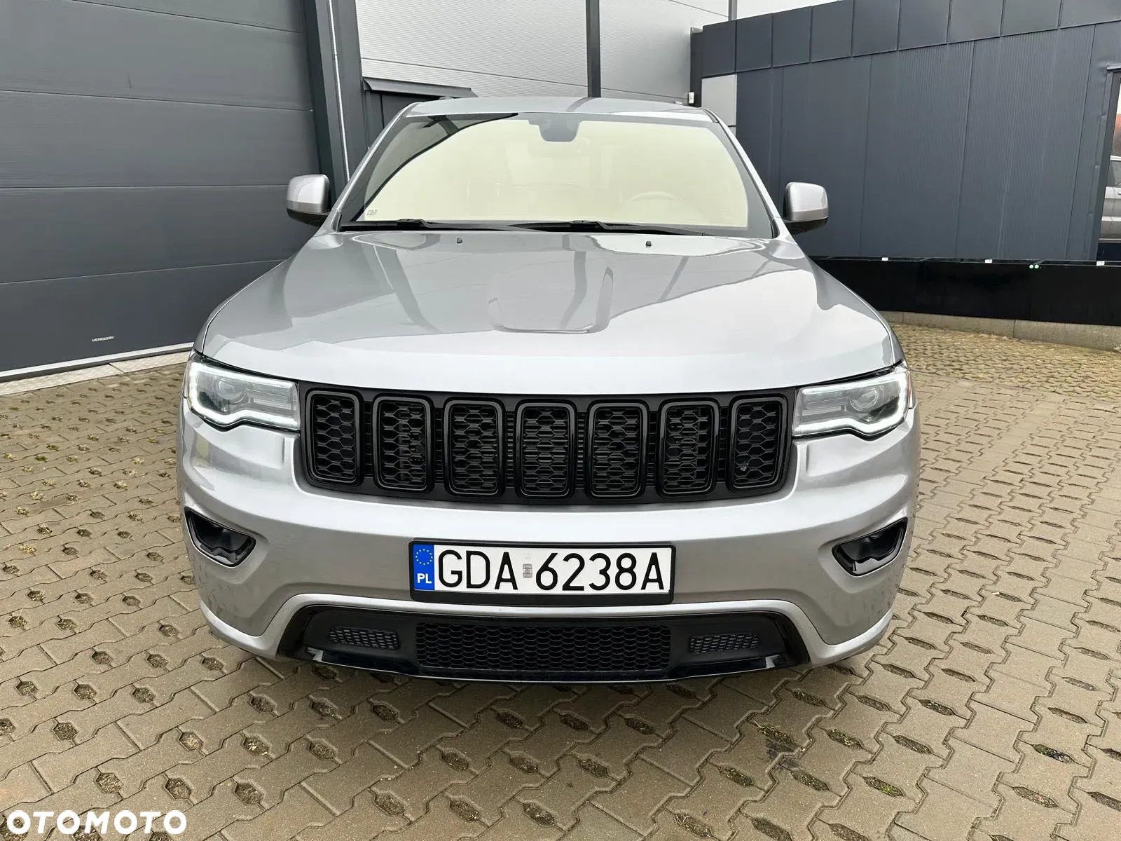 Jeep Grand Cherokee - 25