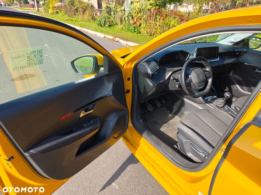Peugeot 208 - 8