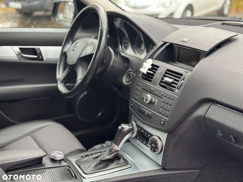Mercedes-Benz Klasa C 180 T BlueEFFICIENCY 7G-TRONIC Avantgarde - 30