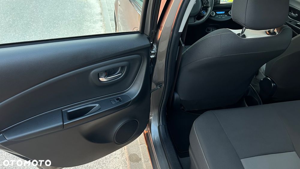 Toyota Yaris Hybrid 100 Business Edition - 24