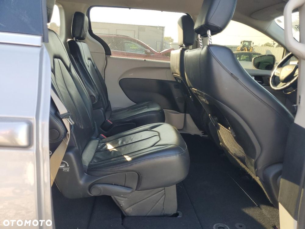 Chrysler Pacifica - 12