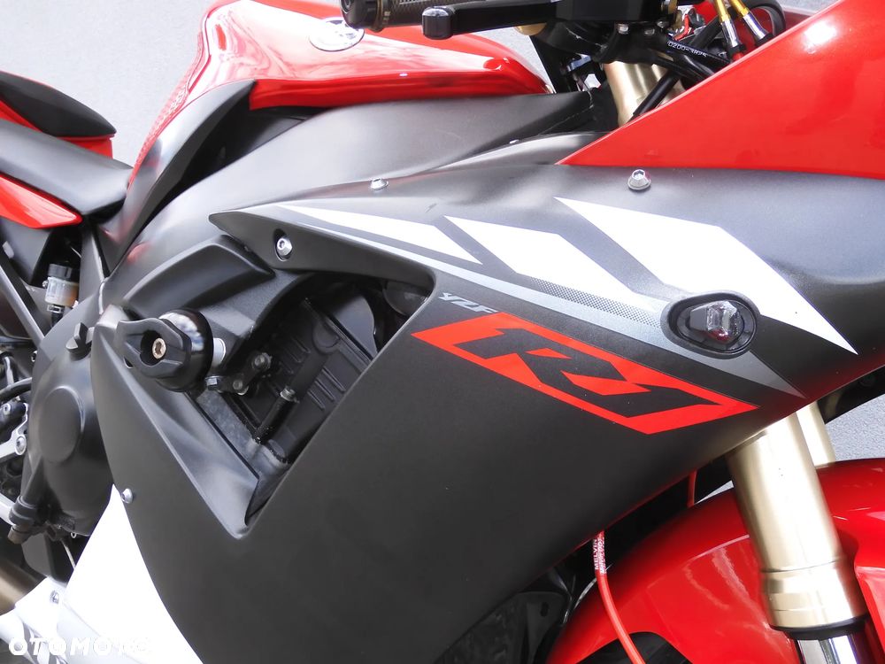 Yamaha R1 - 16
