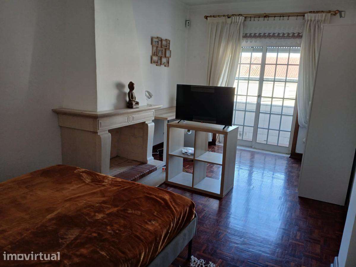 Quarto - localizado em Casal do Bispo Coimbra - Grande imagem: 2/11