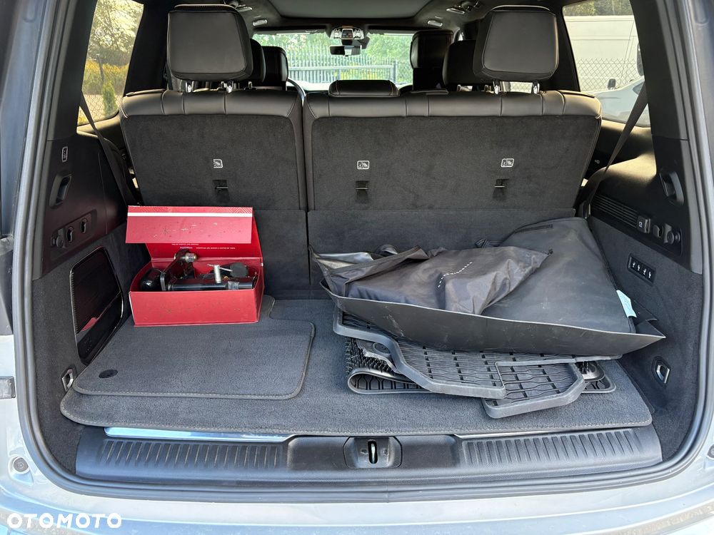 Jeep Grand Wagoneer - 25