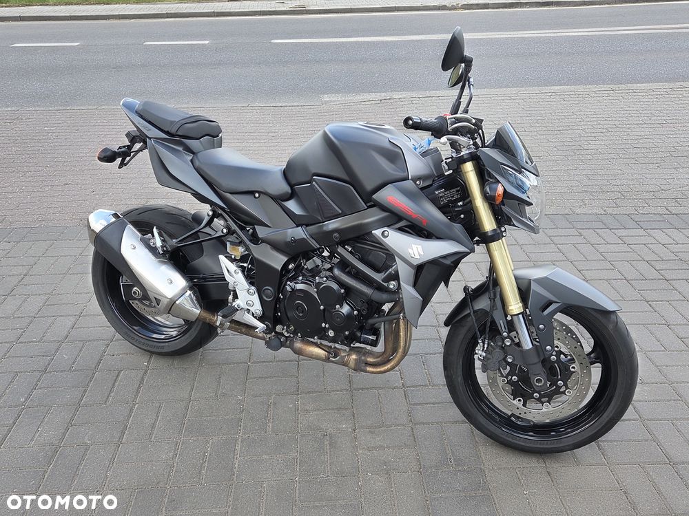 Suzuki GSR - 13