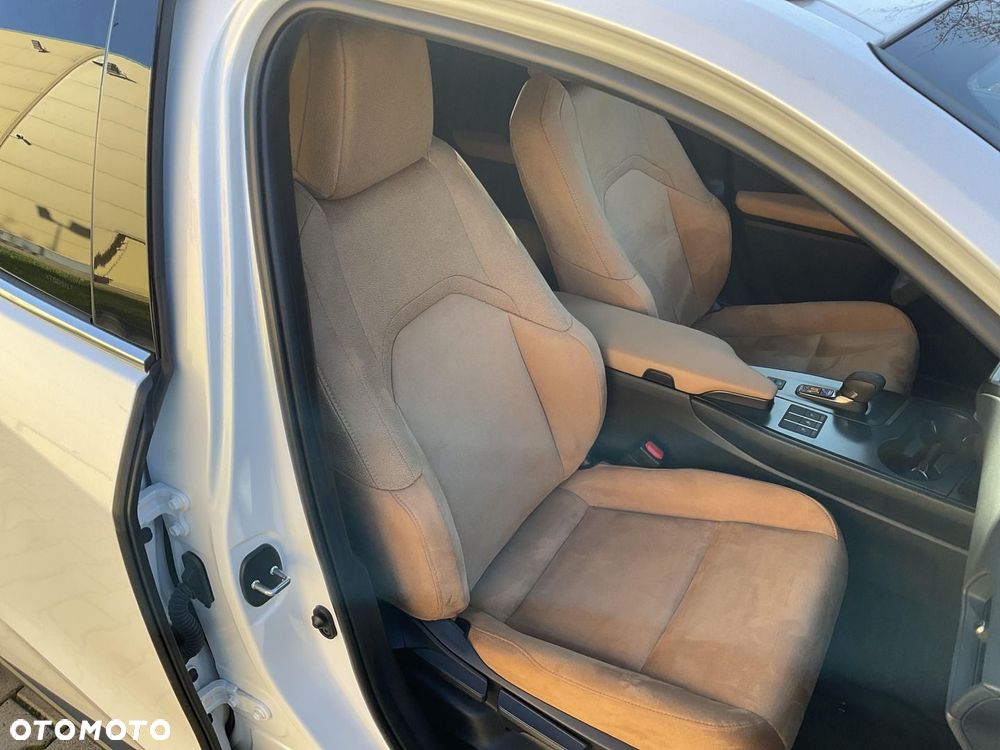 Lexus UX 300h Business - 12