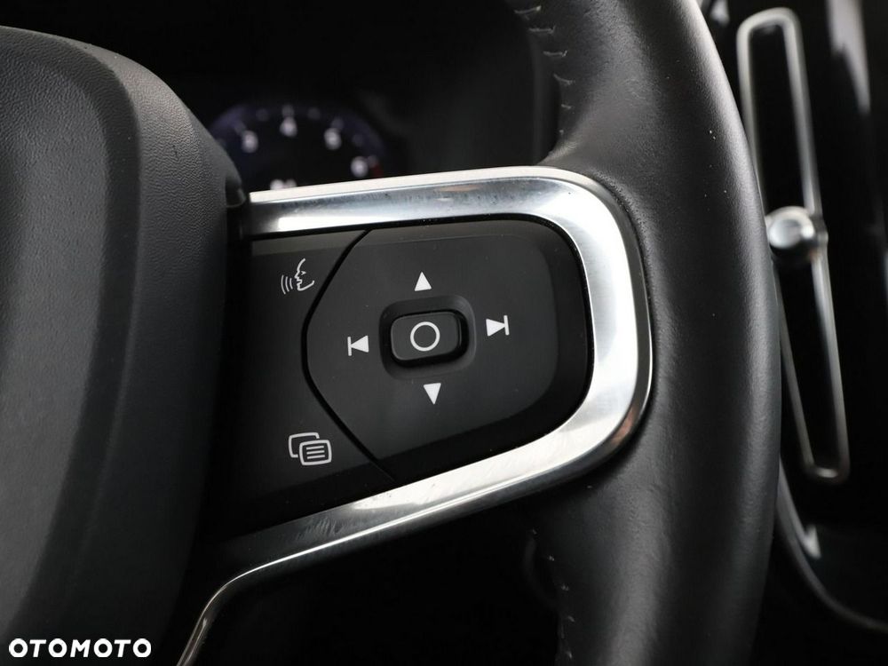 Volvo XC 40 T3 Momentum Pro - 32