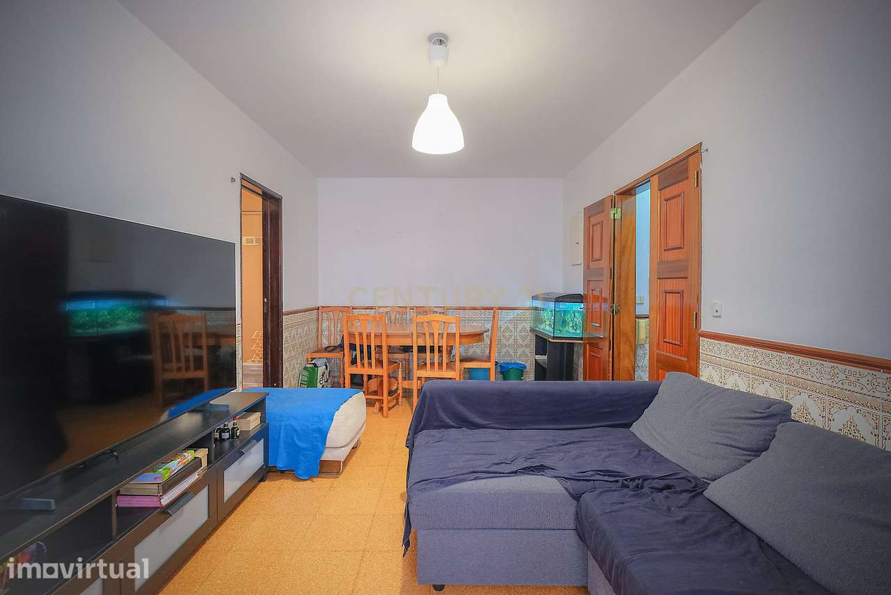 T2 no Cacém | 65 m² | 1.º Andar | Excelente Potencial - Grande imagem: 5/25