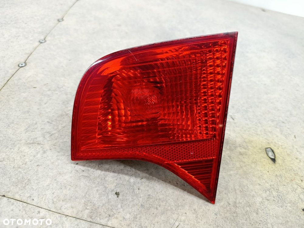 LAMPA TYLNA PRAWA W KLAPE AUDI A4 B7 8E5945094A HELLA SEDAN - 1
