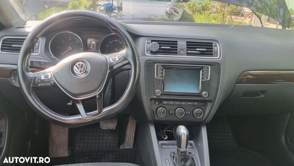 Volkswagen Jetta 2.0 TDI DSG Comfortline - 3