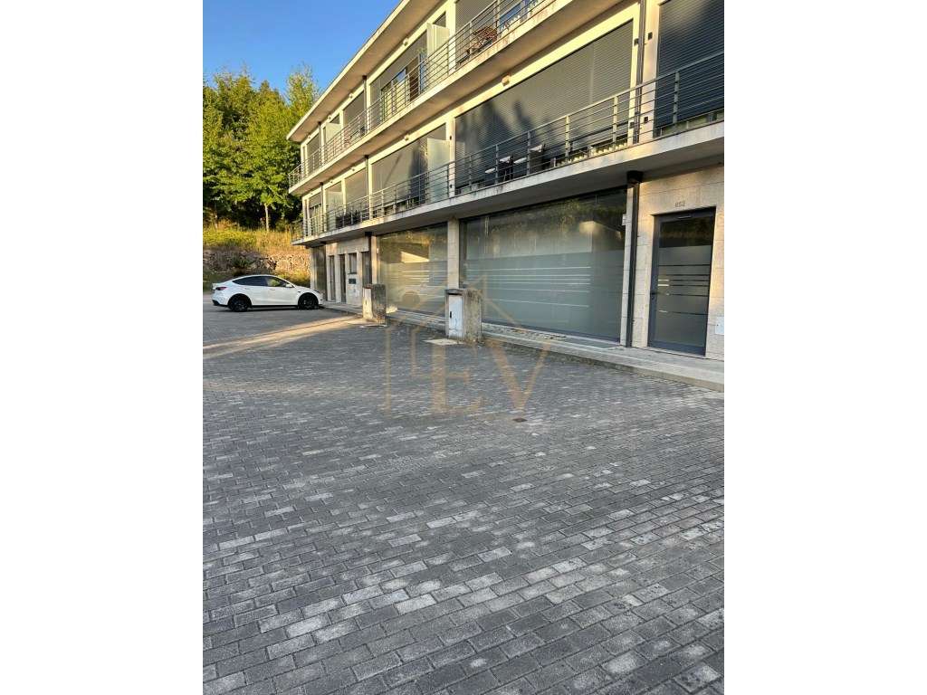 OPORTUNIDADE DE INVESTIMENTO | LOJA COM POTENCIAL PARA HABITAÇÃO - Grande imagem: 2/9
