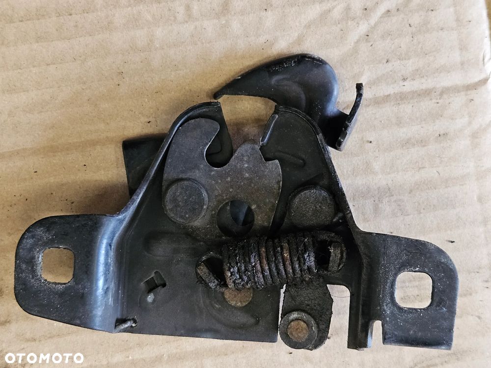 VW Fox Zamek maski - 2