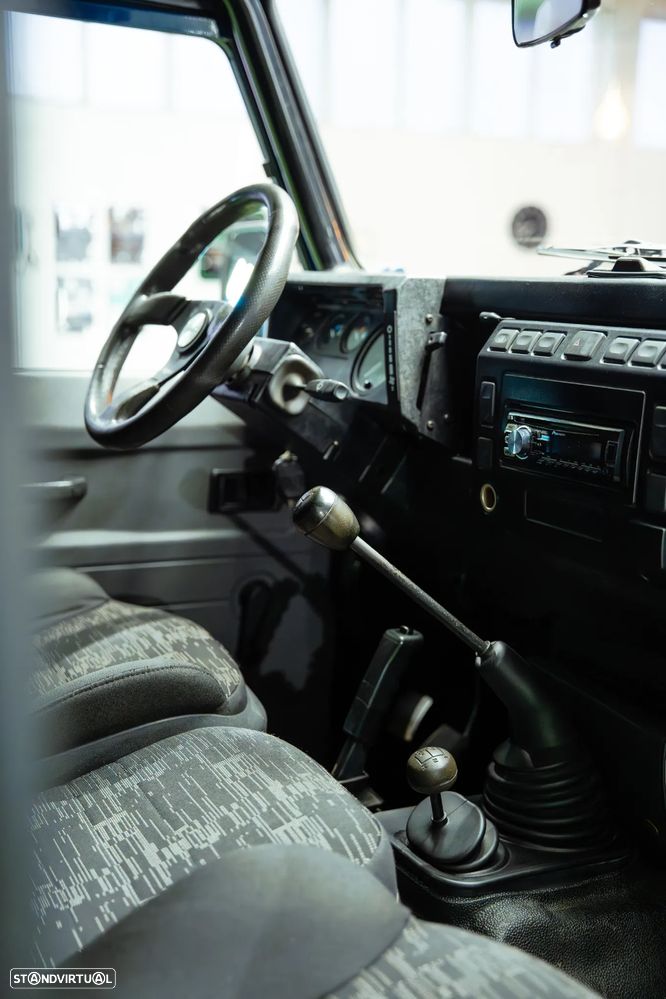 Land Rover Defender 90 2.5 TD5 Metal Top - 21