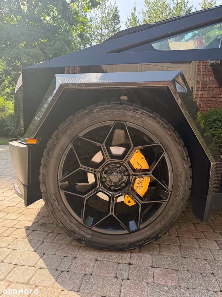Tesla Cybertruck - 31