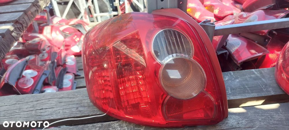 .  TYL TYLNA LAMPA LEWA TOYOTA AURIS HB 5D - 3