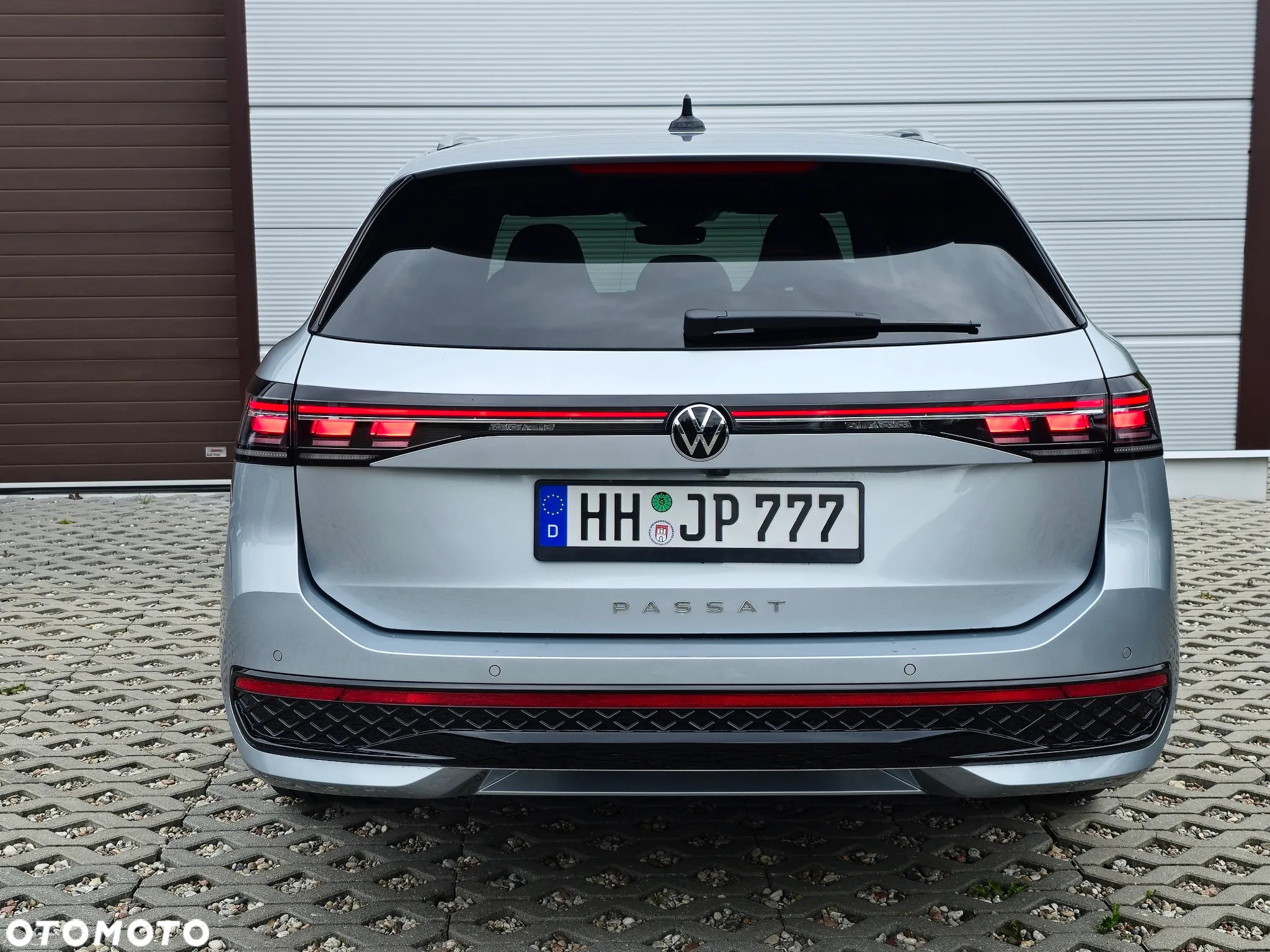 Volkswagen Passat Variant 2.0 TDI SCR DSG R-Line - 23