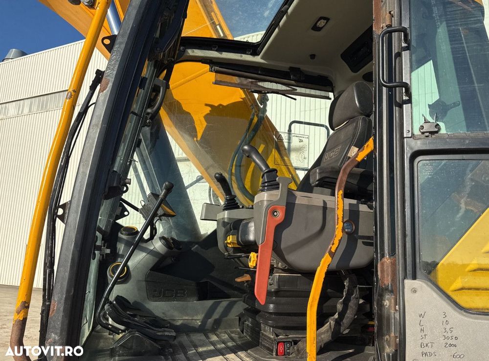 JCB JS 220LC Excavator - 8