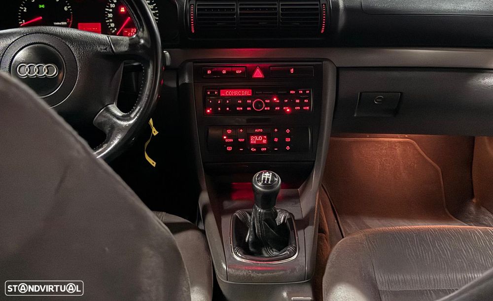 Audi A4 1.6 Confort - 12