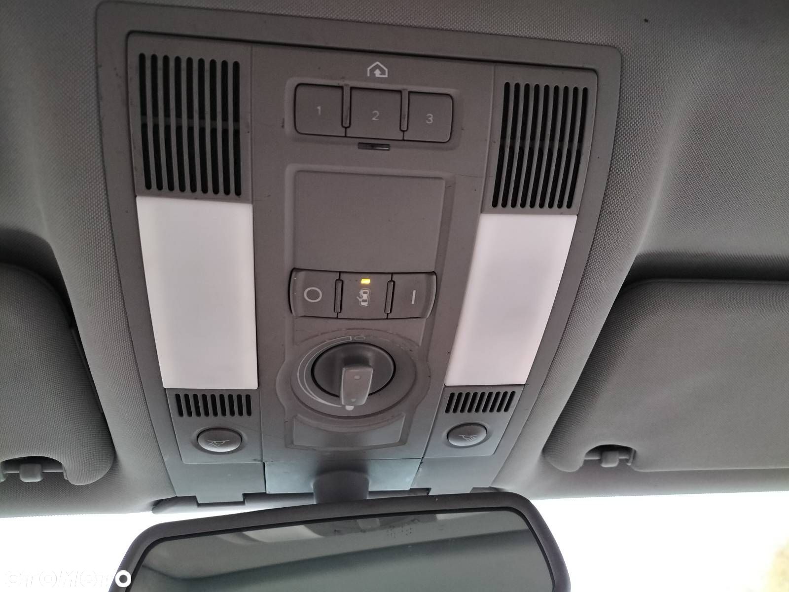LAMPKA PODSUFITKI PRZEŁĄCZNIK SZYBERDACHU AUDI A8 D3 - 1