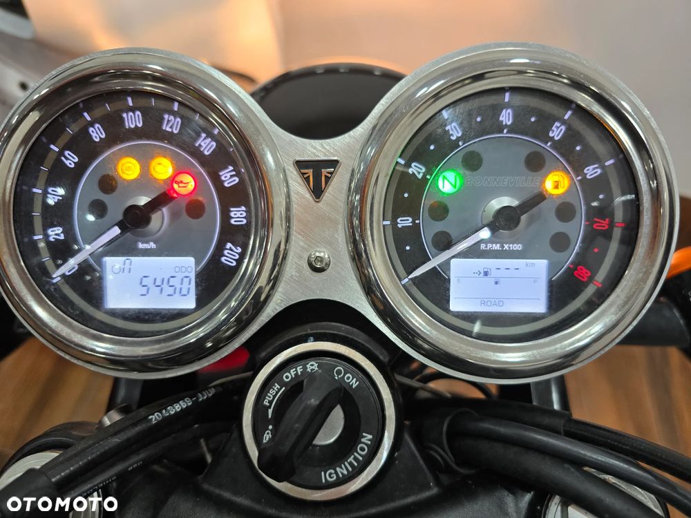 Triumph Bonneville - 9