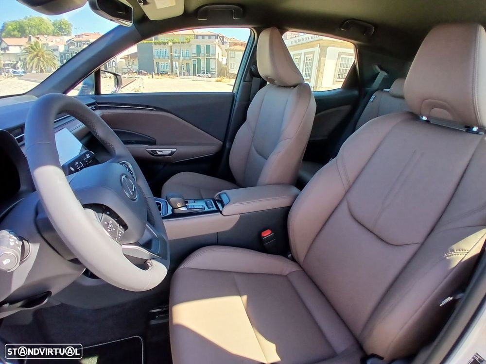 Lexus LBX Elegant - 16