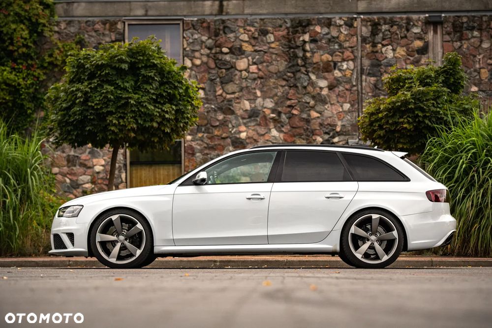 Audi RS4 Limousine - 4