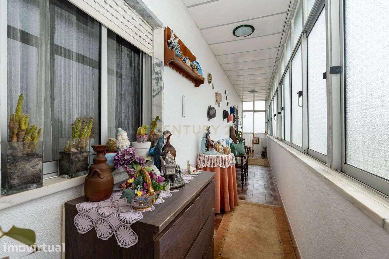 Moradia T4+4 com Piscina, Armazém e Terreno de 1056m² em Zona Tranquil - Grande imagem: 5/60