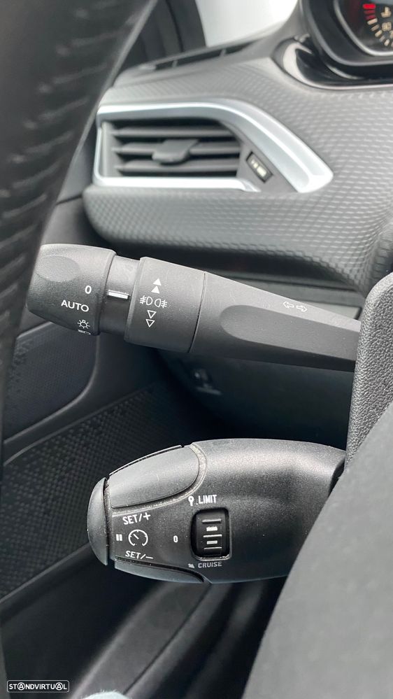 Peugeot 208 1.2 PureTech Signature - 32