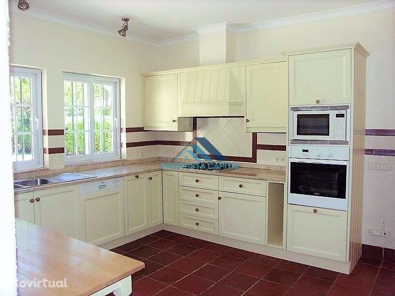 Moradia T5 com jardim e piscina, na Quinta da Marinha - Grande imagem: 4/8