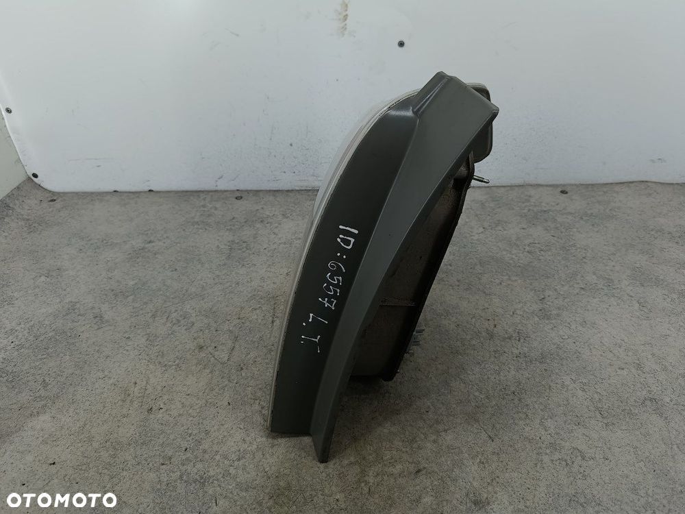 LAMPA TYLNA LEWA TOYOTA COROLLA VERSO II - 4