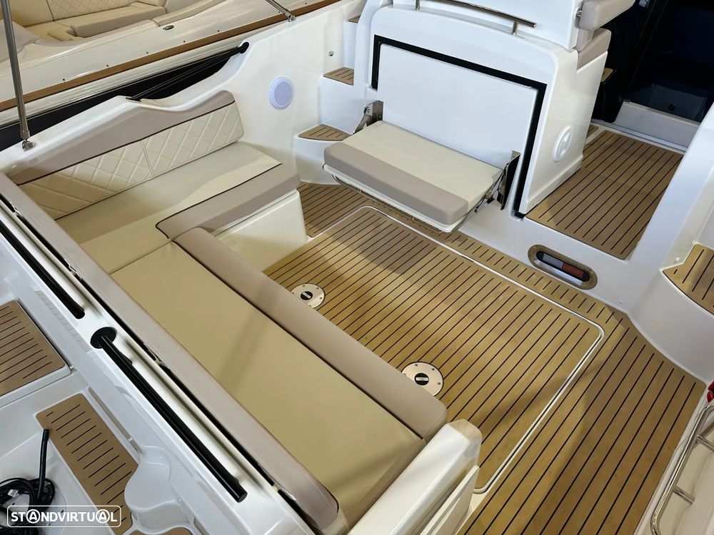 Quicksilver Activ 875 Sundeck - 13