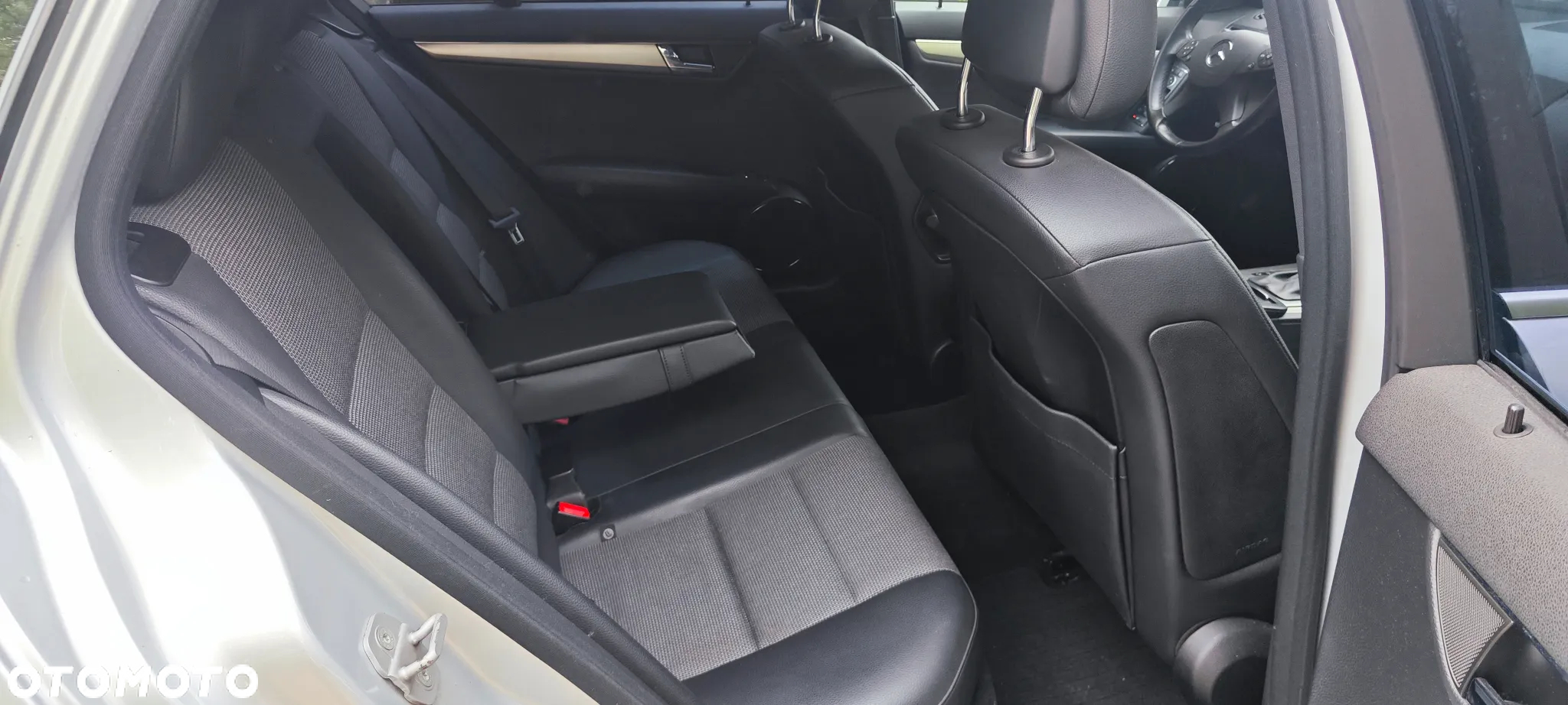 Mercedes-Benz Klasa C 180 T CGI Automatik BlueEFFICIENCY Avantgarde - 27