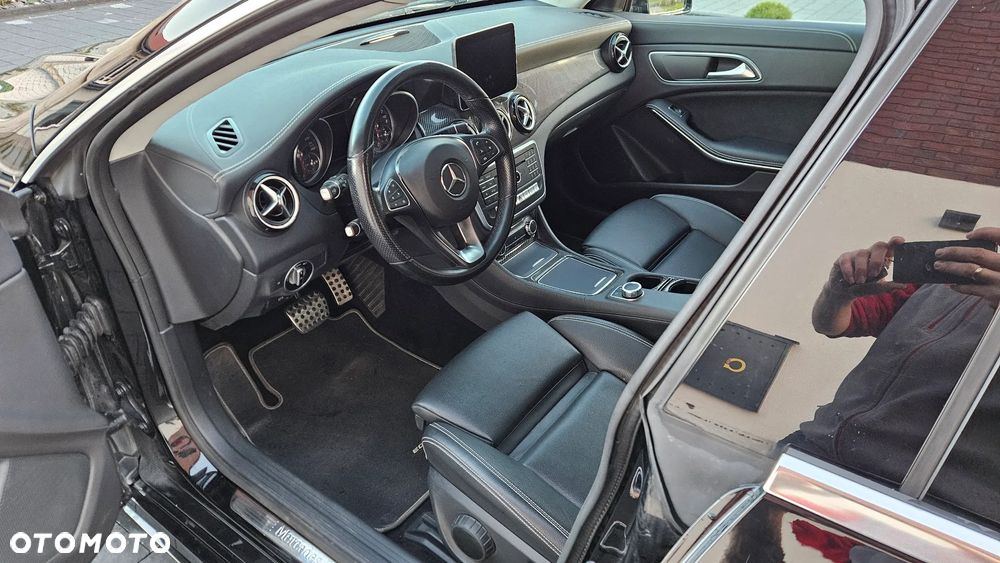 Mercedes-Benz CLA 220 4Matic 7G-DCT AMG Line - 9