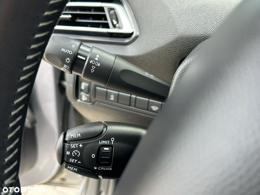 Peugeot 308 1.2 PureTech Allure Pack S&S - 17