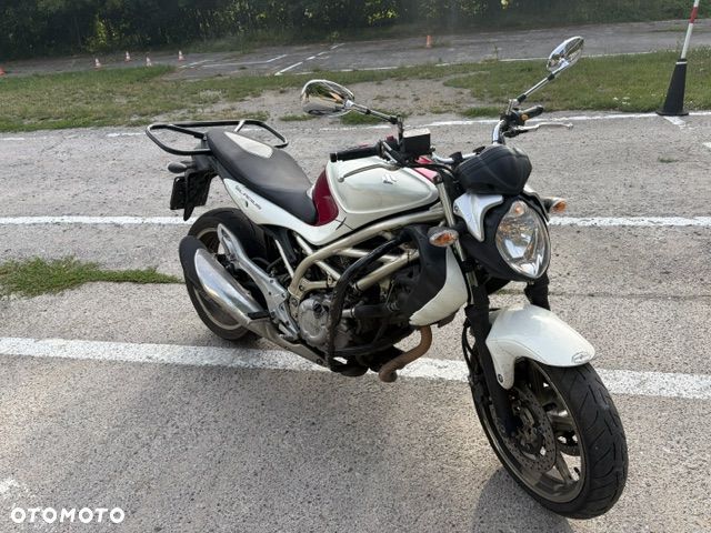 Suzuki Gladius - 1