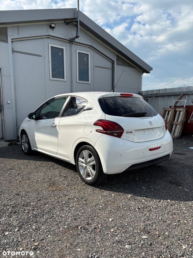 Peugeot 208 - 5