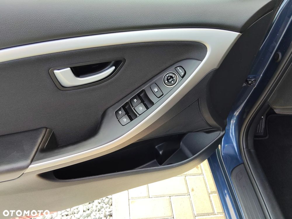 Hyundai i30 blue 1.6 CRDi Premium - 10