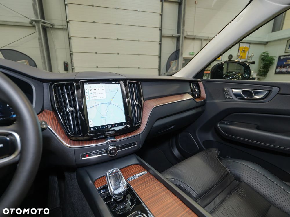 Volvo XC 60 B4 D AWD Plus Dark - 25