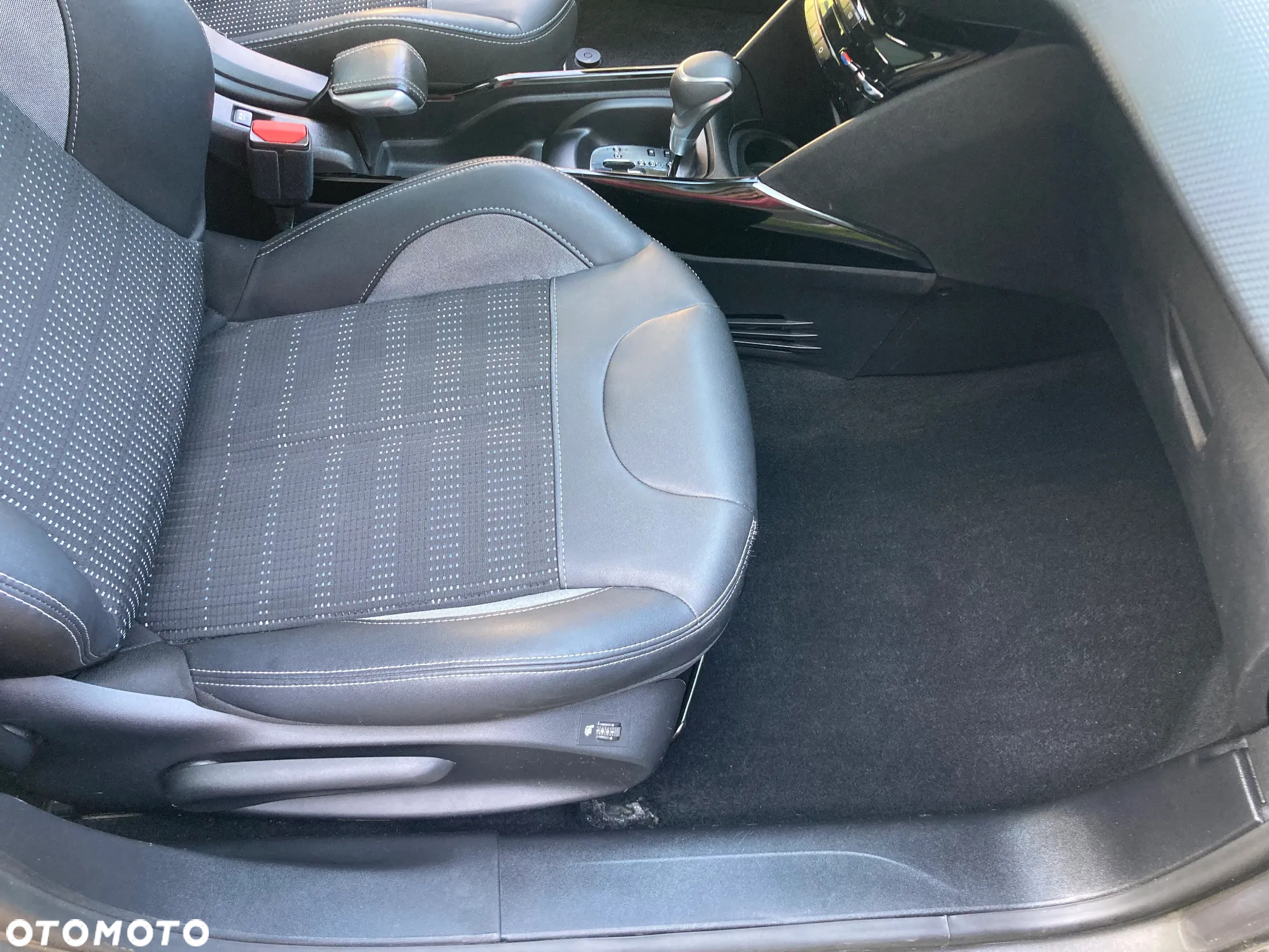 Peugeot 2008 1.2 Pure Tech Allure S&S EAT6 - 24