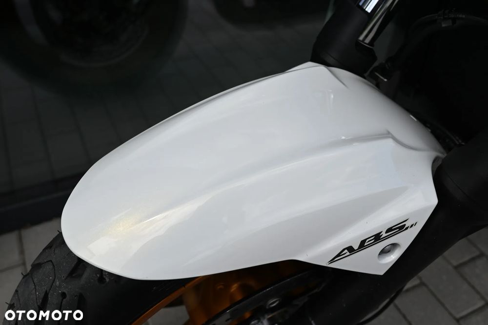 Suzuki GSR - 24