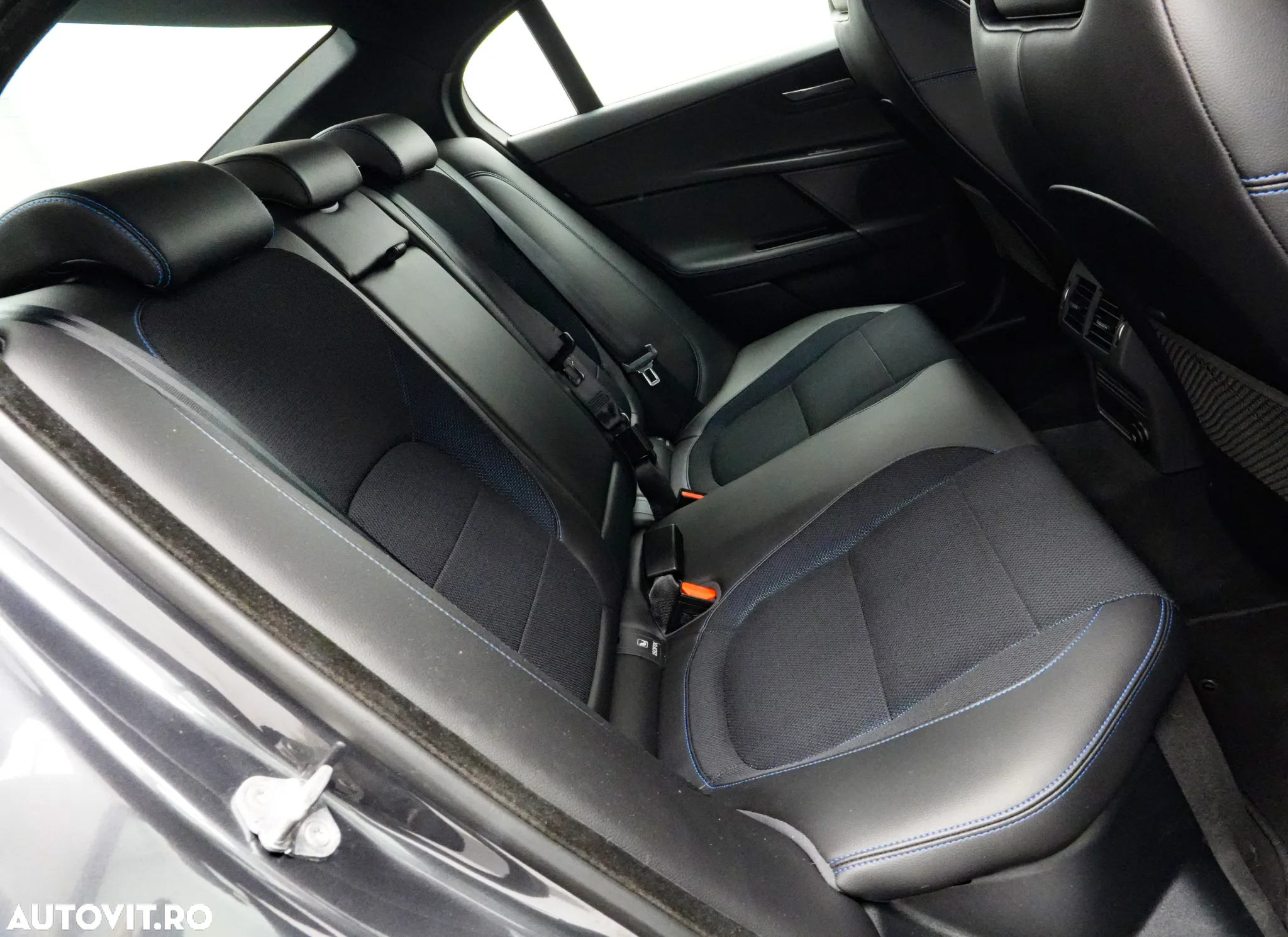 Jaguar XE 2.0 R-Sport - 17