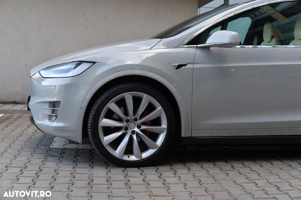 Tesla Model X - 7