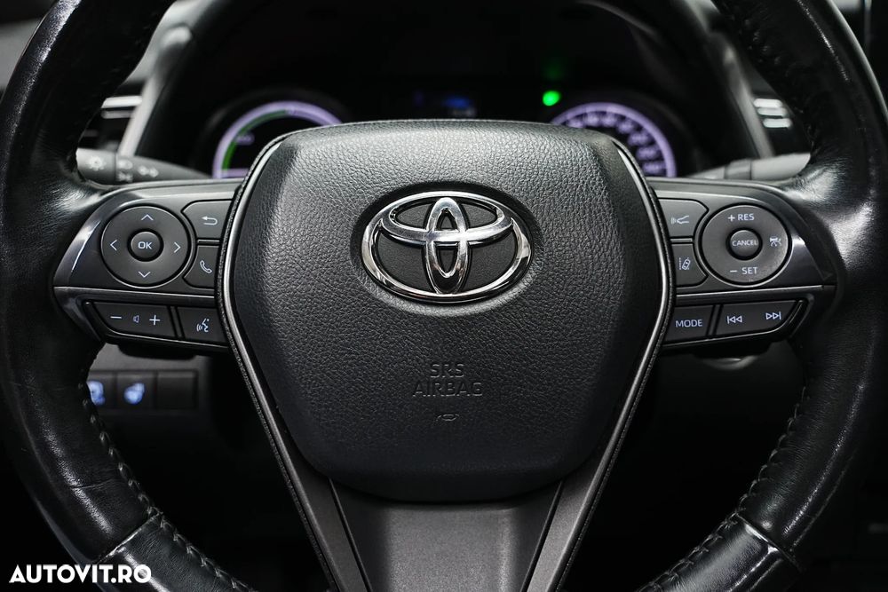 Toyota Camry Luxury - 22