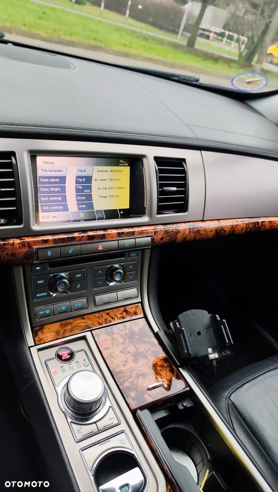 Jaguar XF 2.7 V6 Premium Luxury - 11